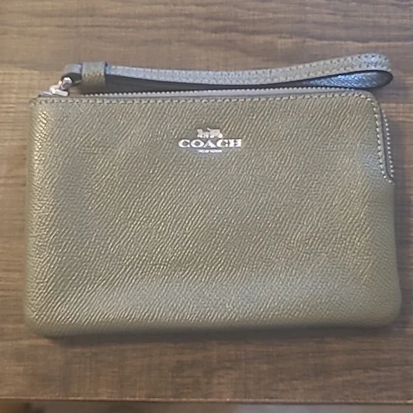Coach Green Wristlet - Picture 1 of 5